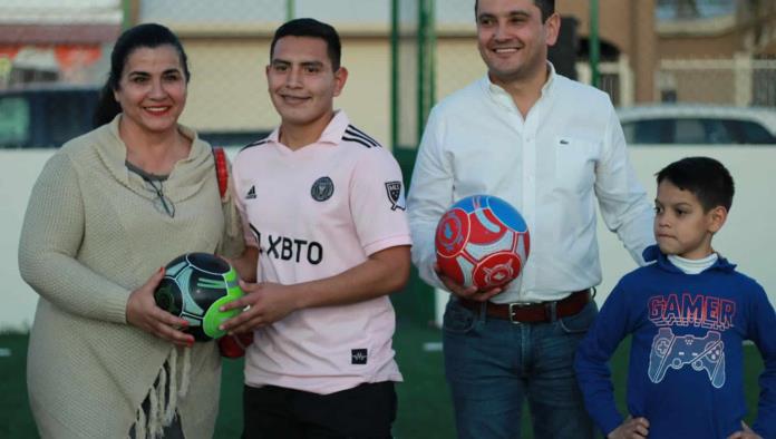 Entrega Pepe Díaz cancha de futbol 