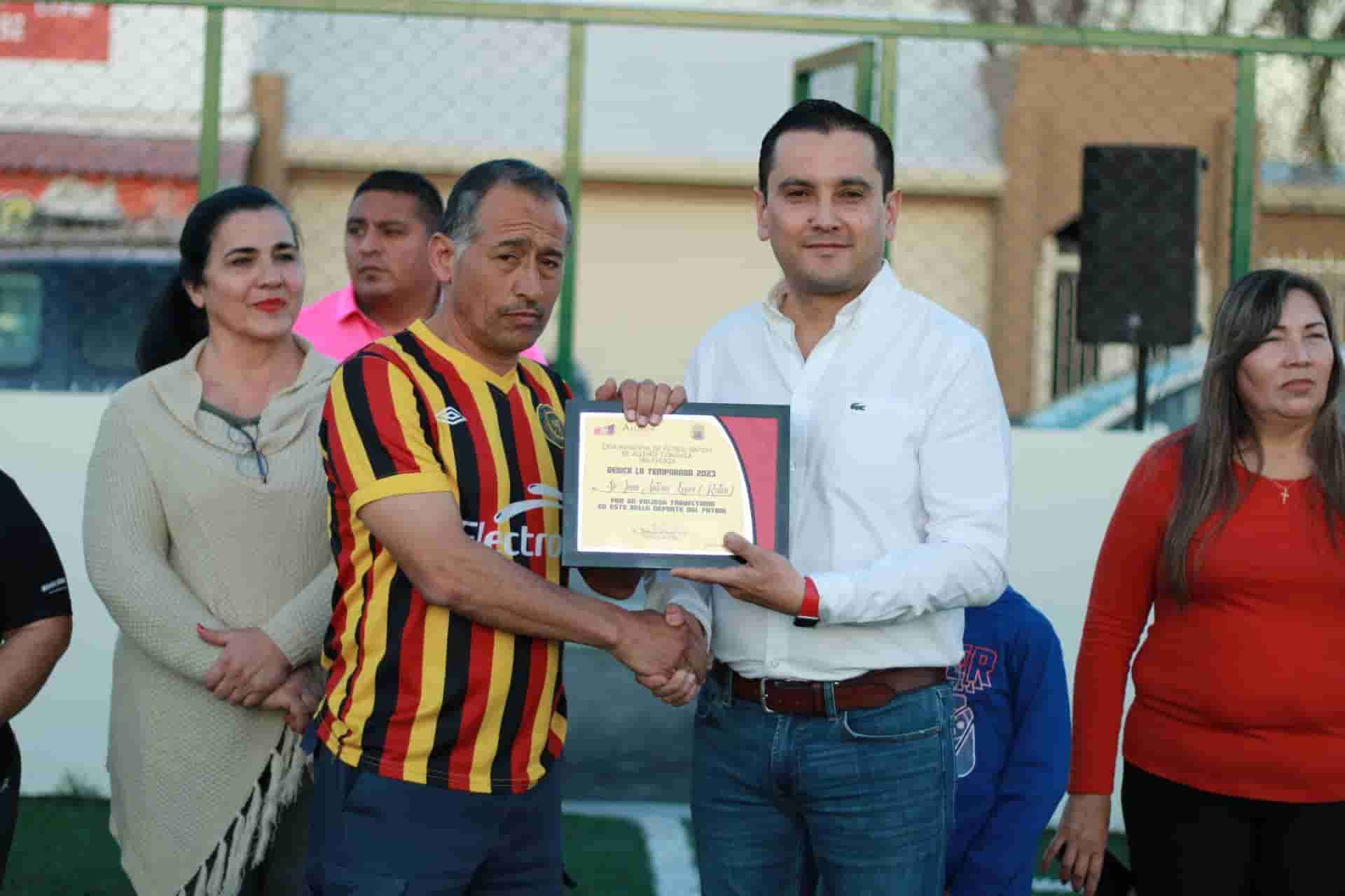 Entrega Pepe Díaz cancha de futbol 