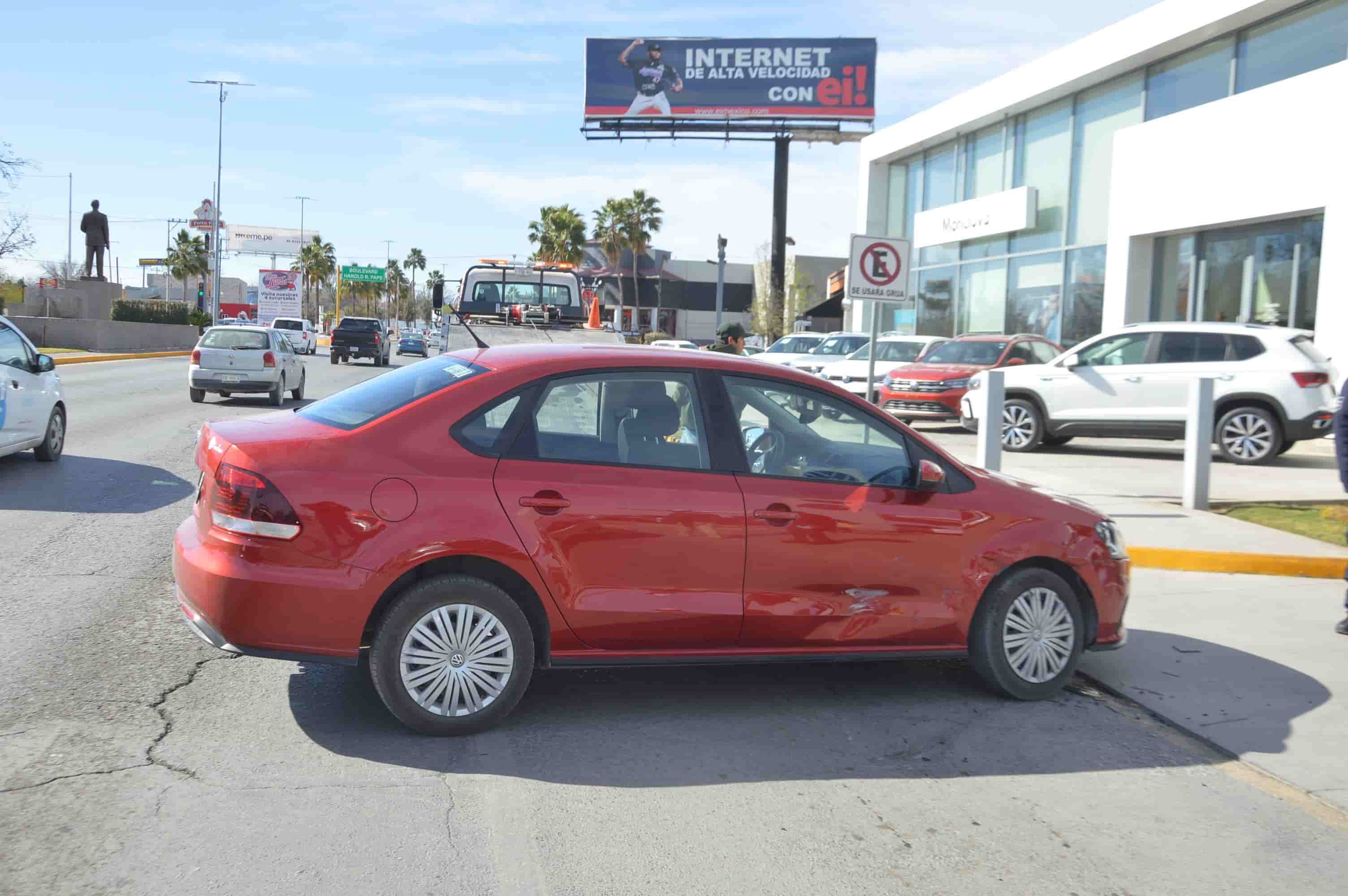 Iba a la agencia y le chocan auto