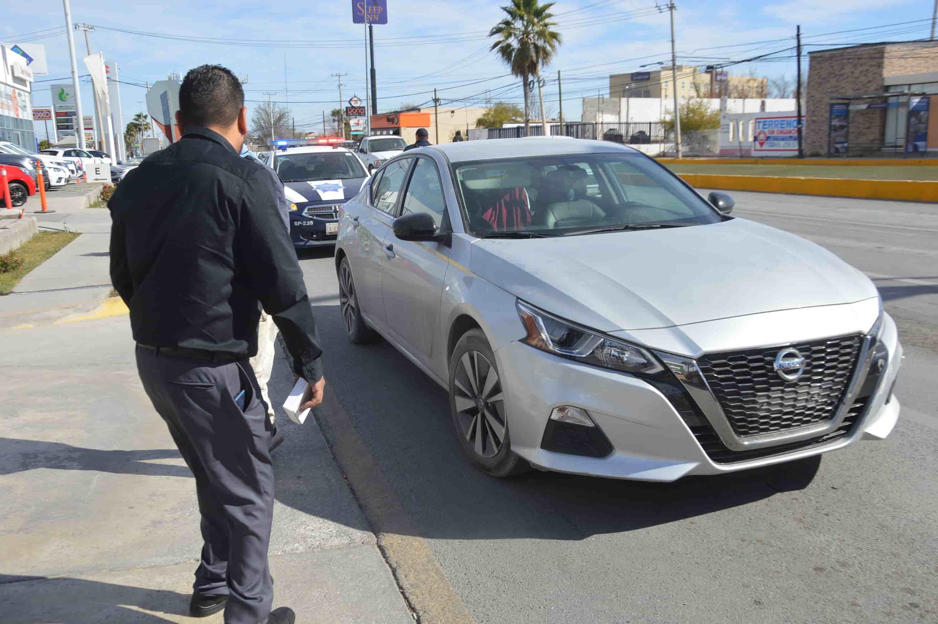 Iba a la agencia y le chocan auto