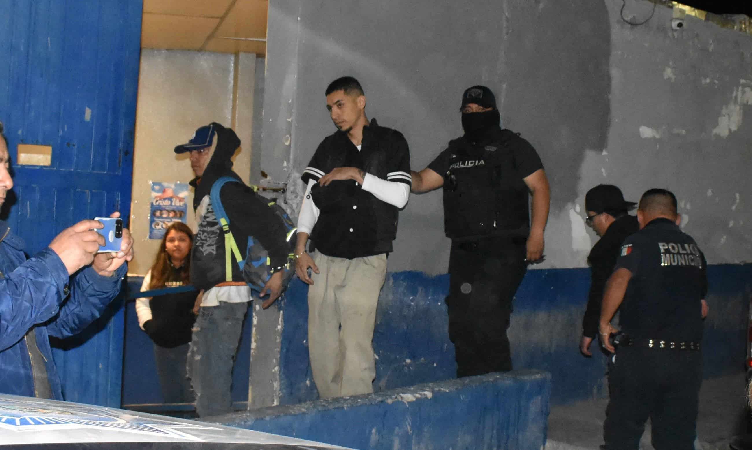 Los dos sujetos fueron trasladados a la Comandancia Municipal por inhalar sustancias tóxicas.