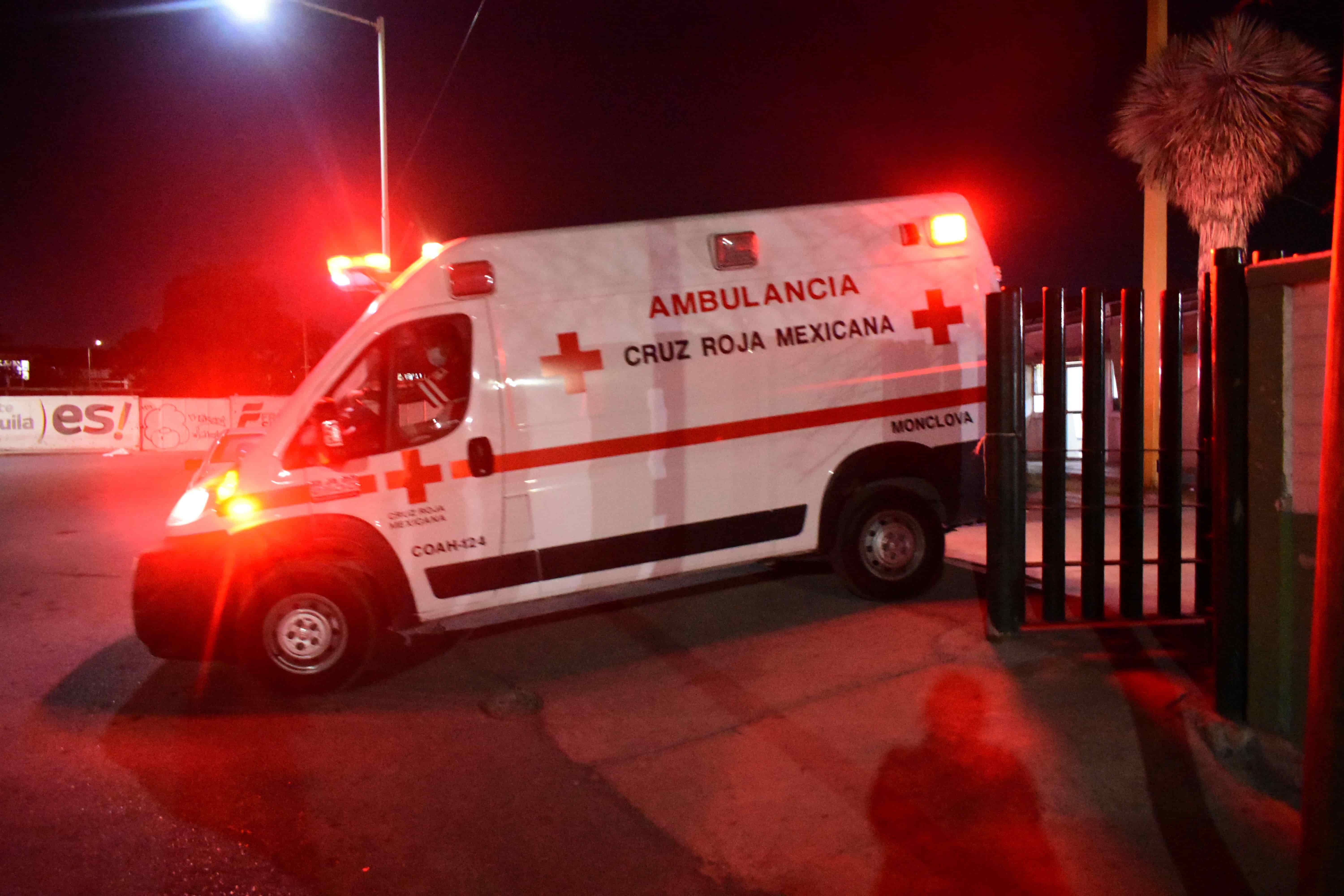 La joven mujer fue trasladada a un hospital para su atención.