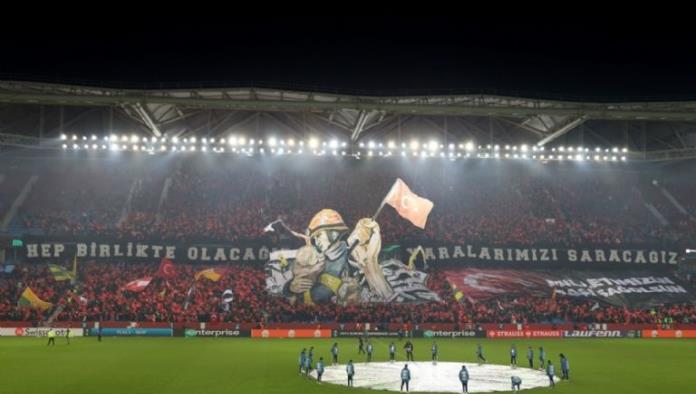 Trabzonspor, equipo de Turquía, rinde homenaje a perrito Proteo