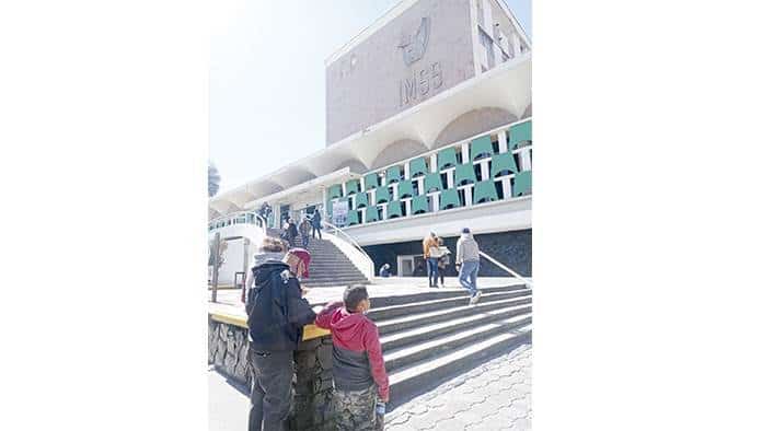 Padres de familia llegaron desde temprana hora para vacunar a los pequeños, señalaron la falta de organización.