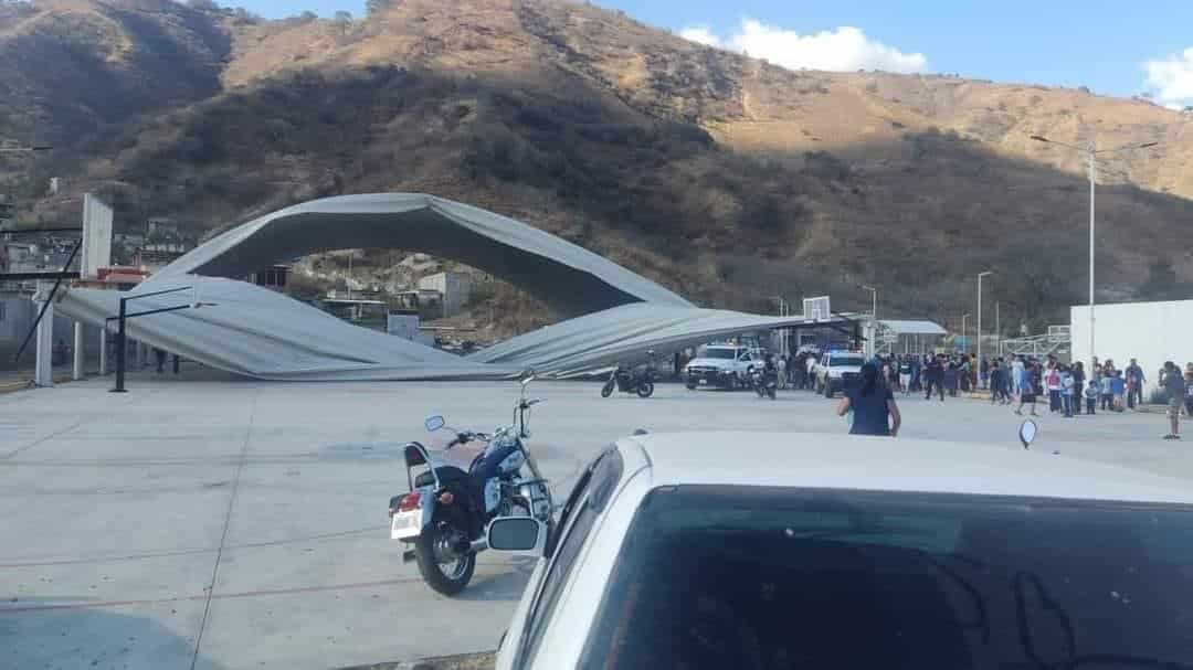 Se desploma domo en escuela de Chiapas; Quedaron niños atrapados