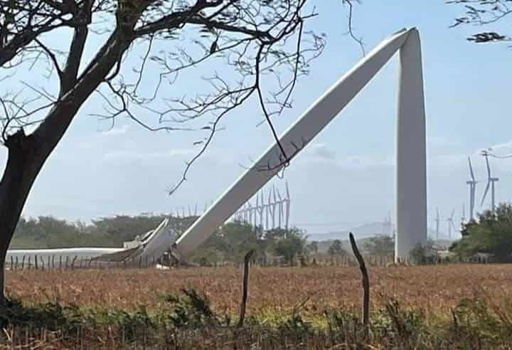 Se derrumba molino de viento en Oaxaca por los fuertes vientos