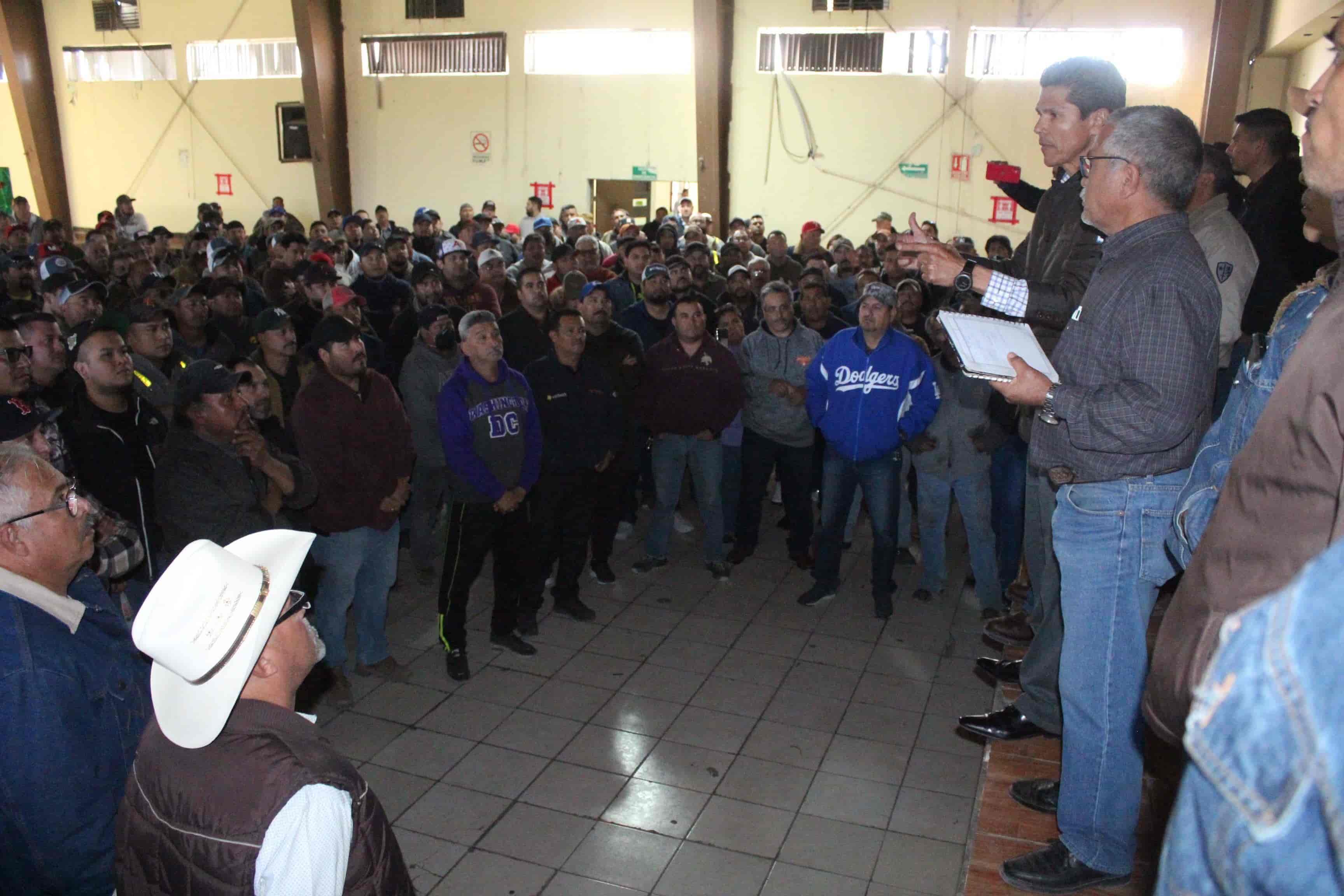 Piden a trabajadores que regresen a sus labores después de más de un mes que están fuera de la empresa.