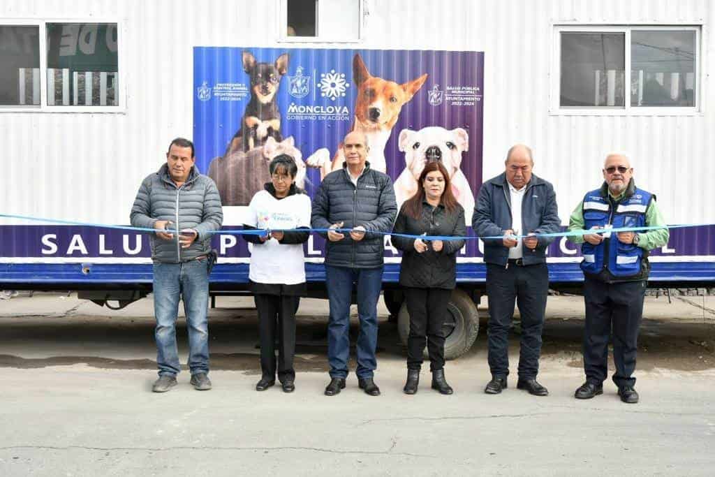 El alcalde Mario Dávila y la regidora de Salud, Irma Leticia Espinoza Zavala, junto a otros funcionarios cortaron el listón de la remodelación del módulo de Control y Atención  Animal.