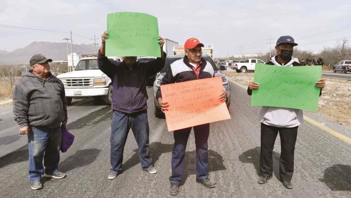 Bloquean la carretera 57
