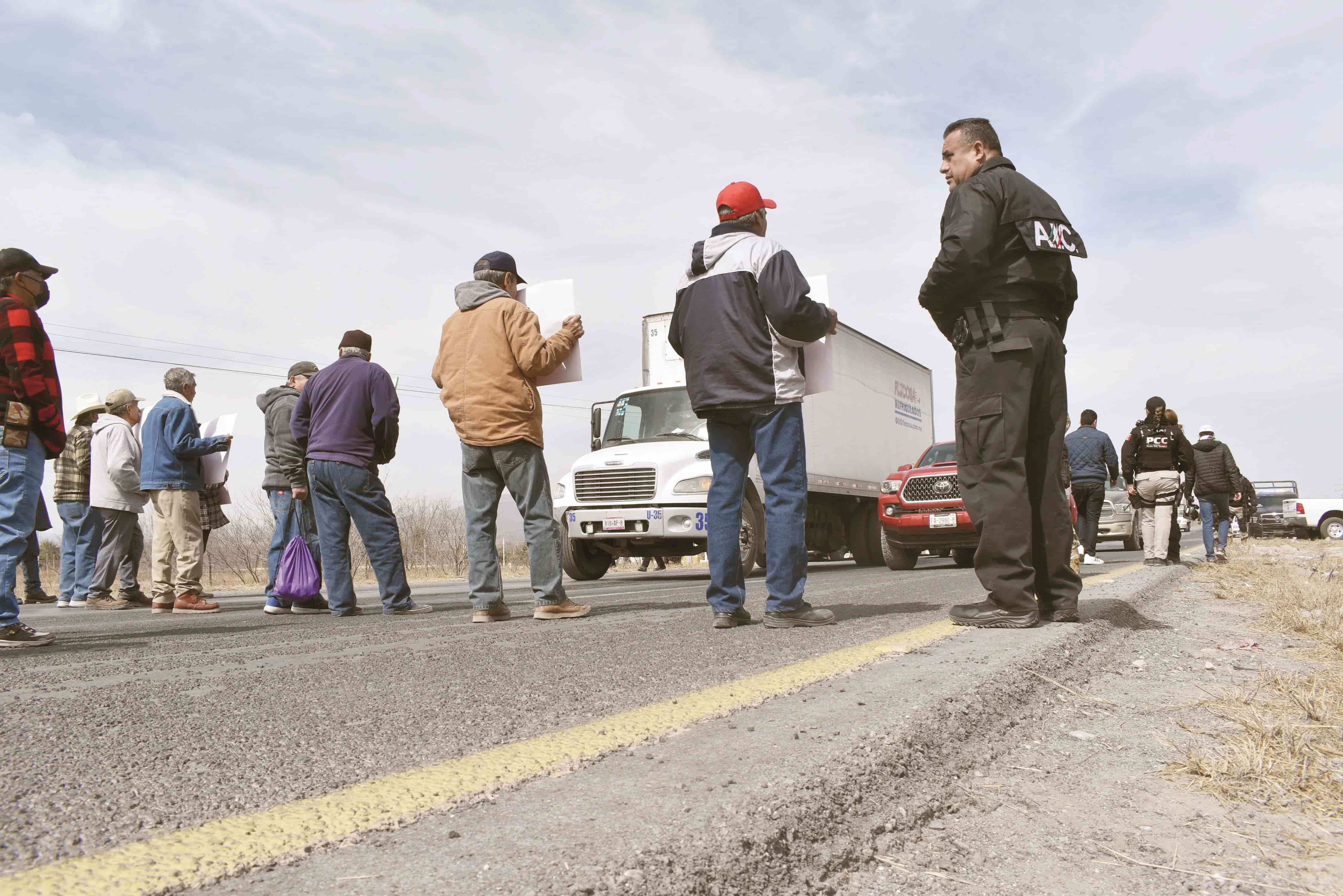 Bloquean la carretera 57
