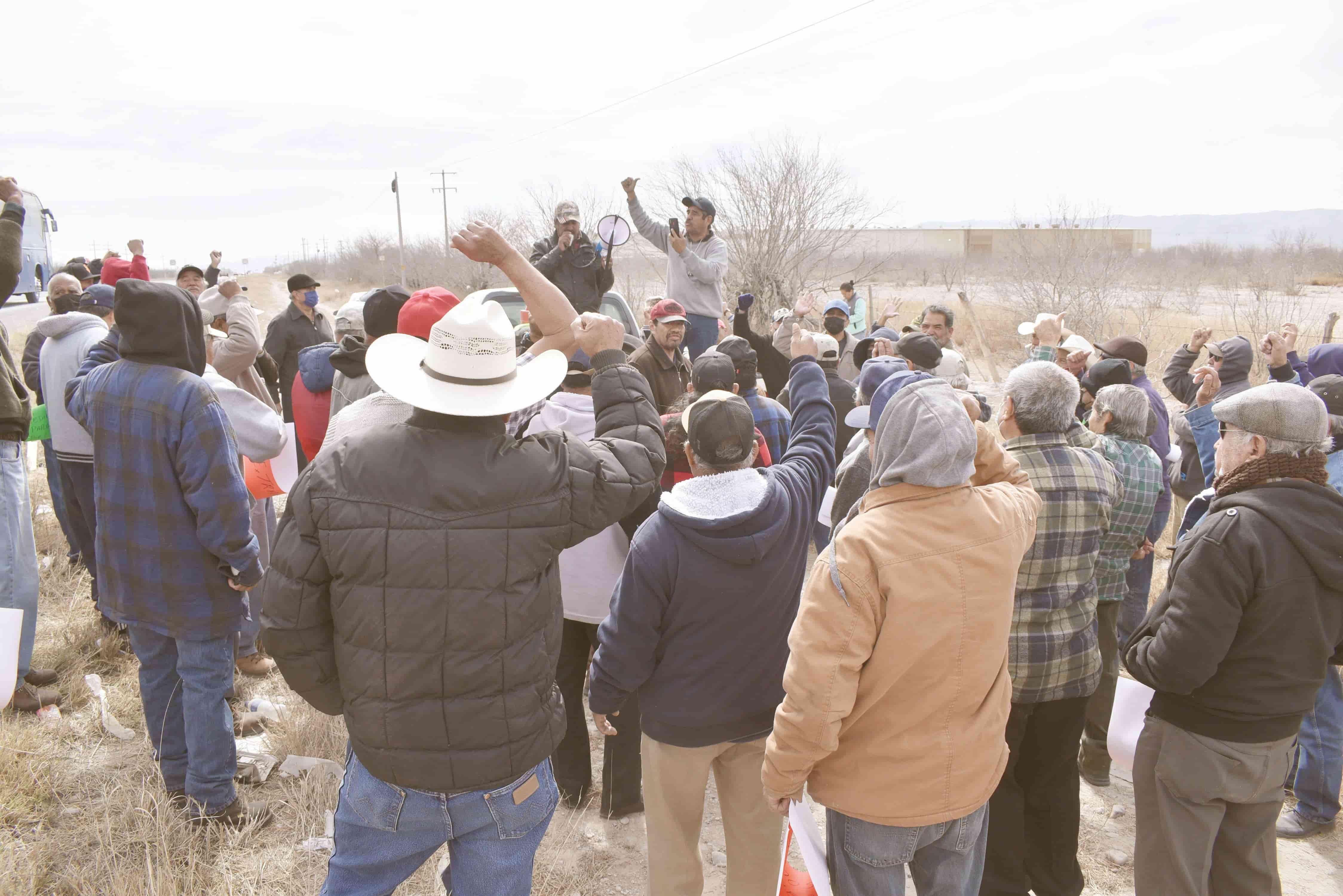 Bloquean la carretera 57