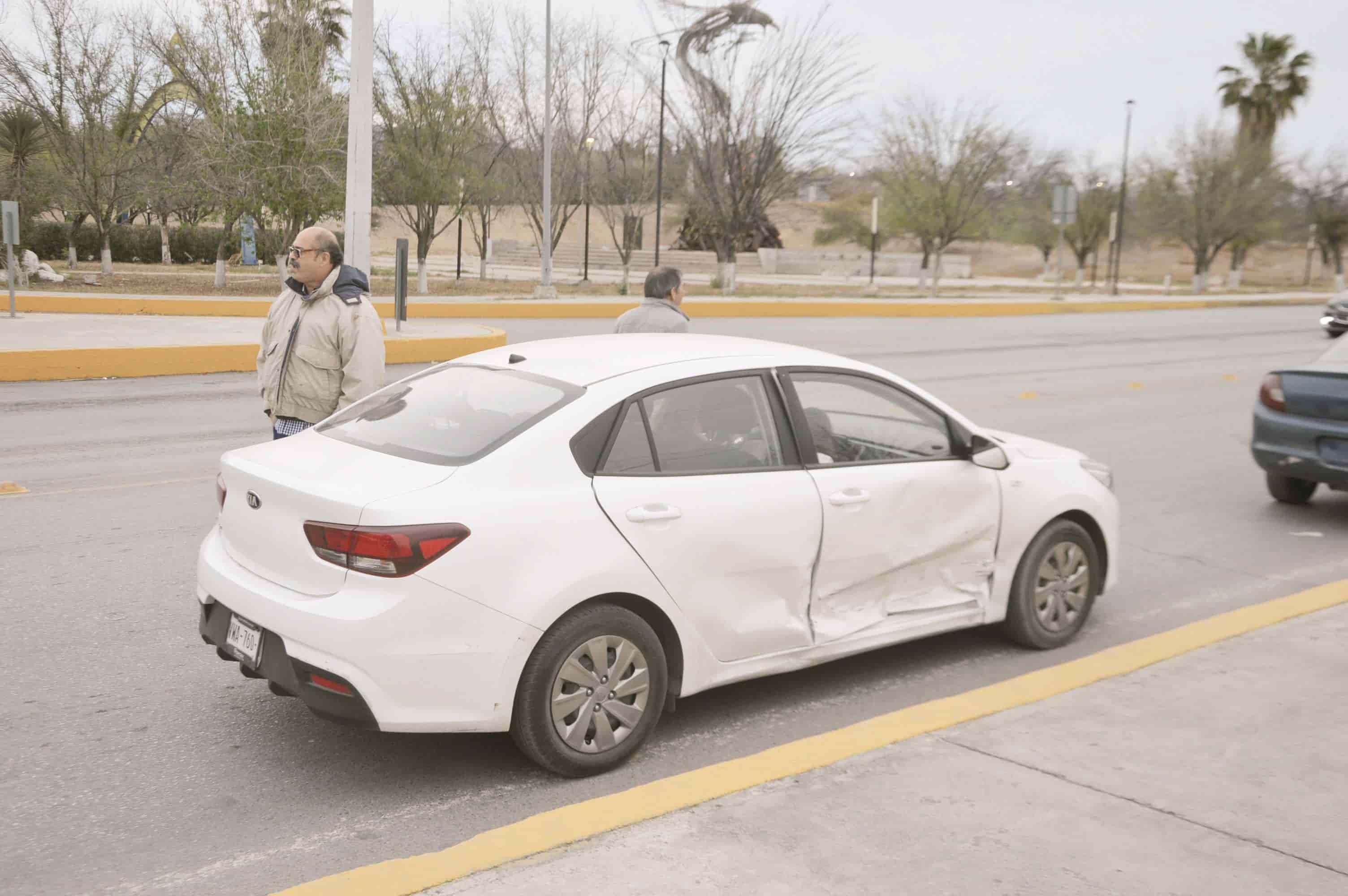 Se pasa el alto y deja una lesionada