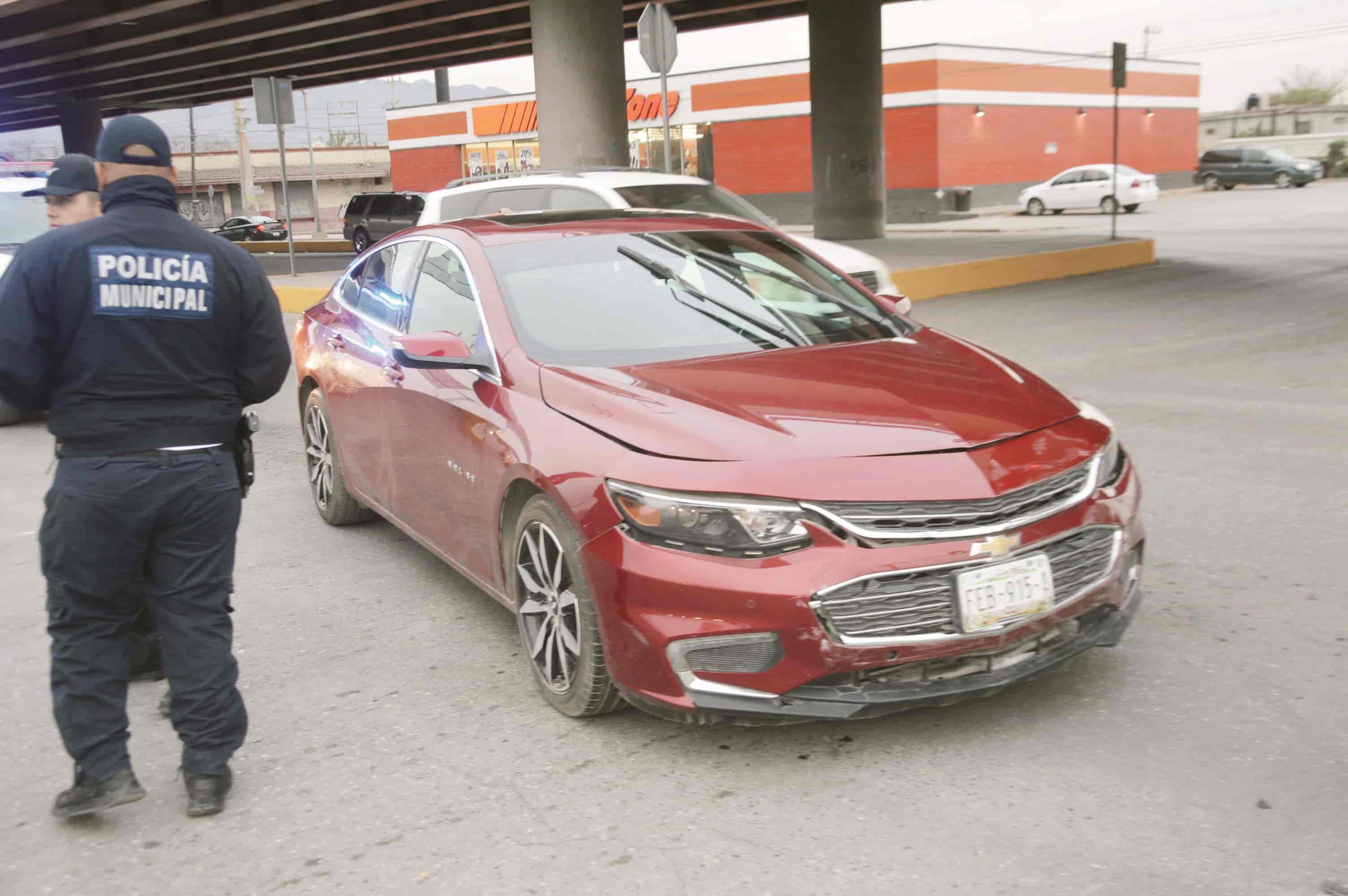 Se pasa el alto y deja una lesionada