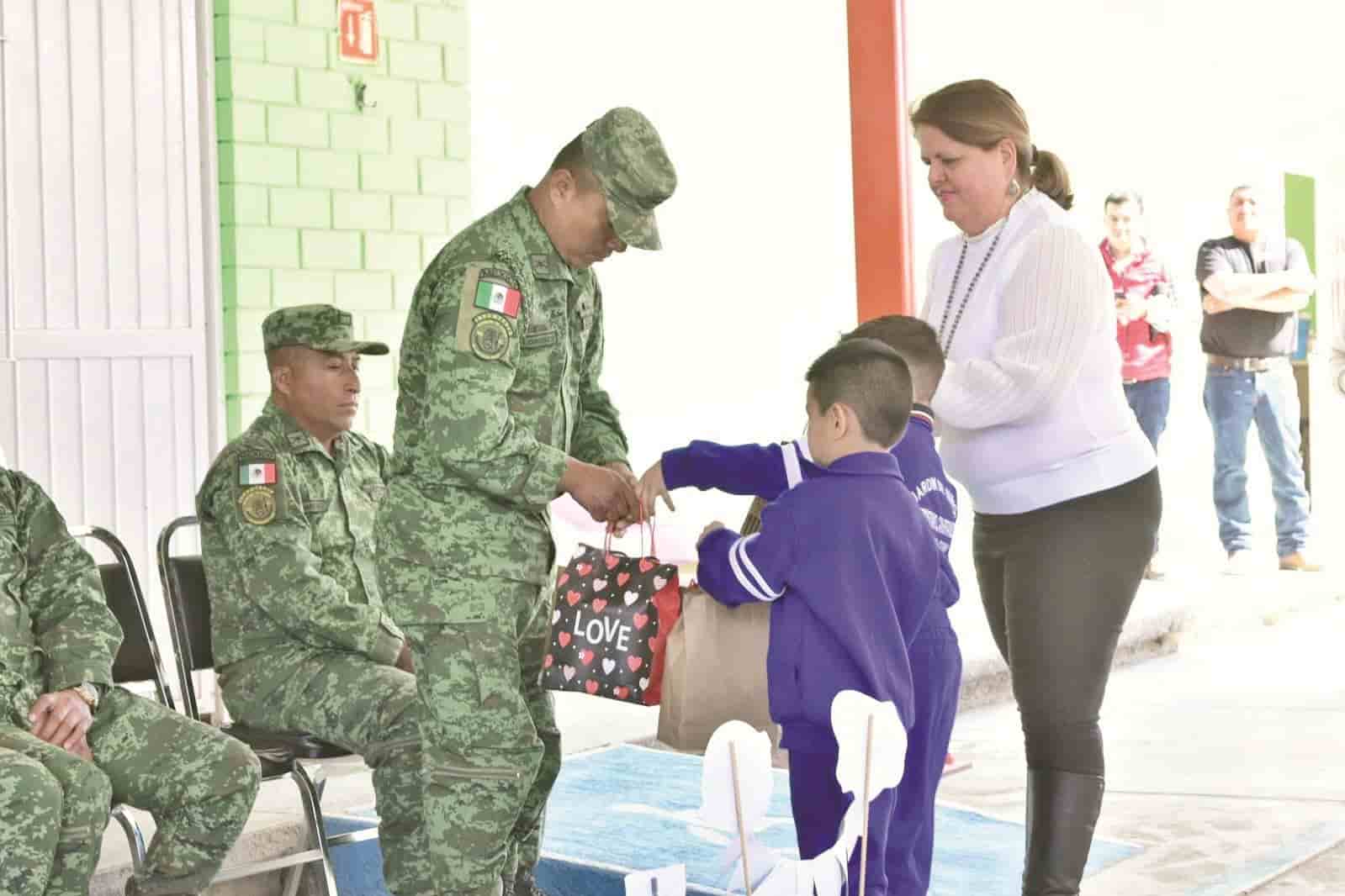 Es como parte de la celebración del día del Ejército Mexicano.