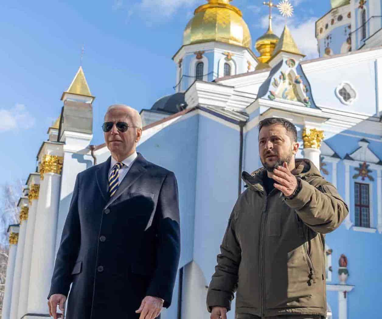 Biden visita Ucrania; Promete mas ayuda militar