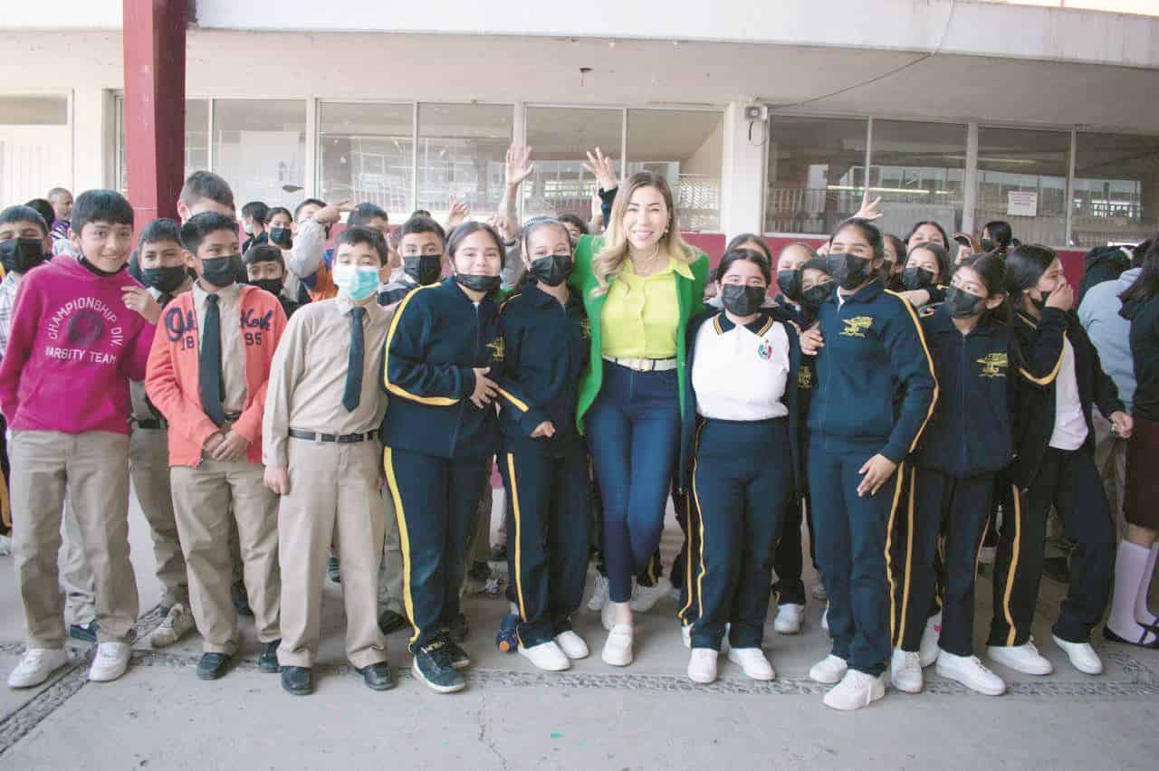 La alcaldesa Tania Flores estuvo presente y les dio un mensaje a los alumnos.