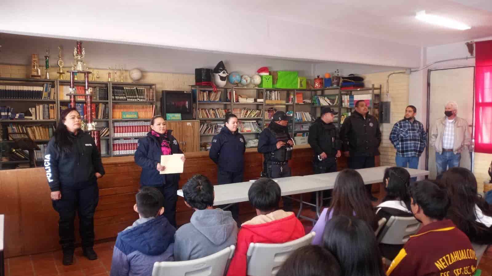 Policías imparten pláticas de prevención del delito a jóvenes de secundaria.