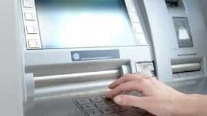 Empleados de confianza acudieron en repetidas ocasiones al cajero automático solo para verificar tristemente, que Altos Hornos, aún no les ha depositado.