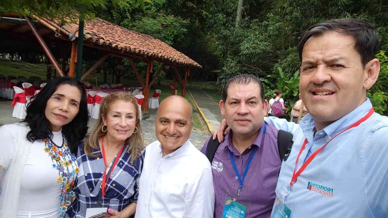 La directora de Educación, Gladis Villarreal, junto al alcalde de Tuluá,  John Jairo Gómez Aguirre