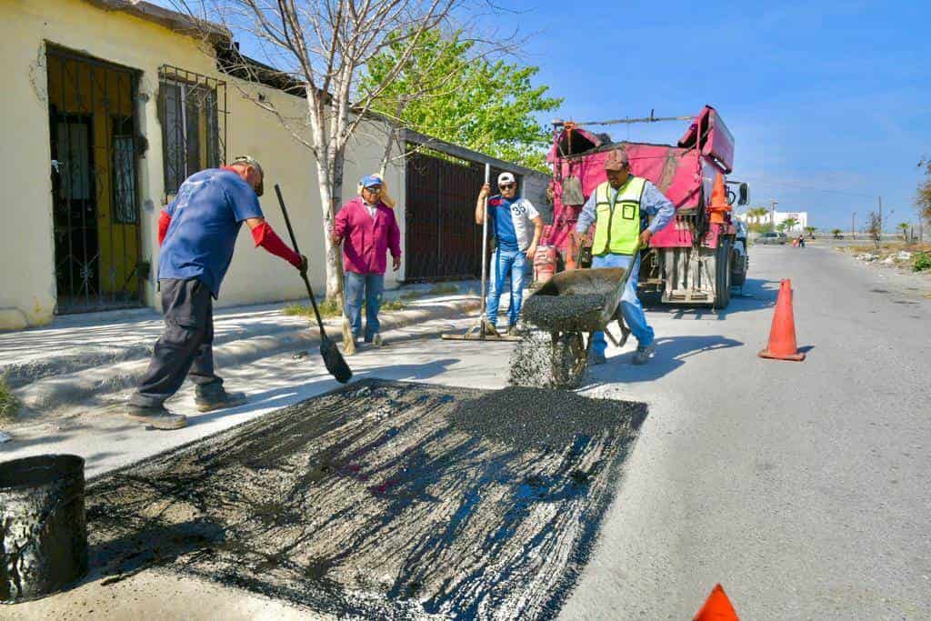 Diariamente se pueden ver por varios puntos de la ciudad, las cuadrillas del departamento de Bacheo, que tiene como tarea, mantener las vialidades en buenas condiciones.