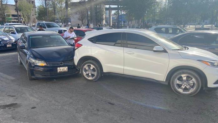 ‘Ensarta’ auto en camioneta
