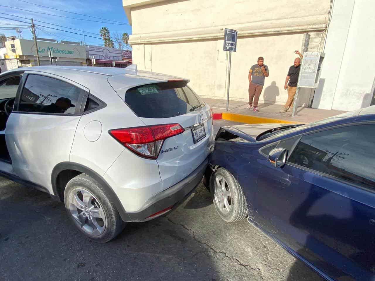 ‘Ensarta’ auto en camioneta
