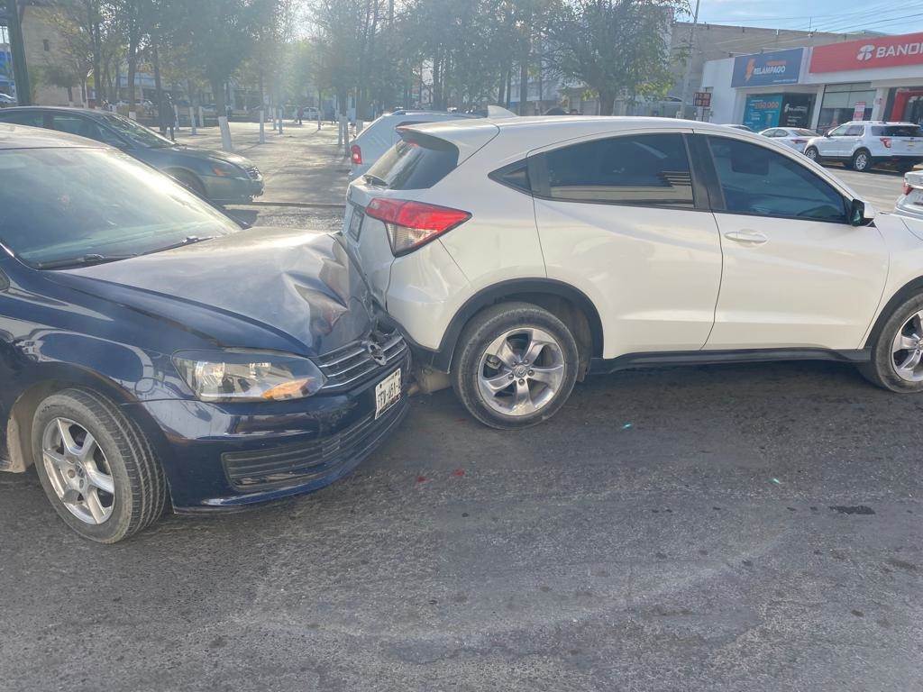 ‘Ensarta’ auto en camioneta