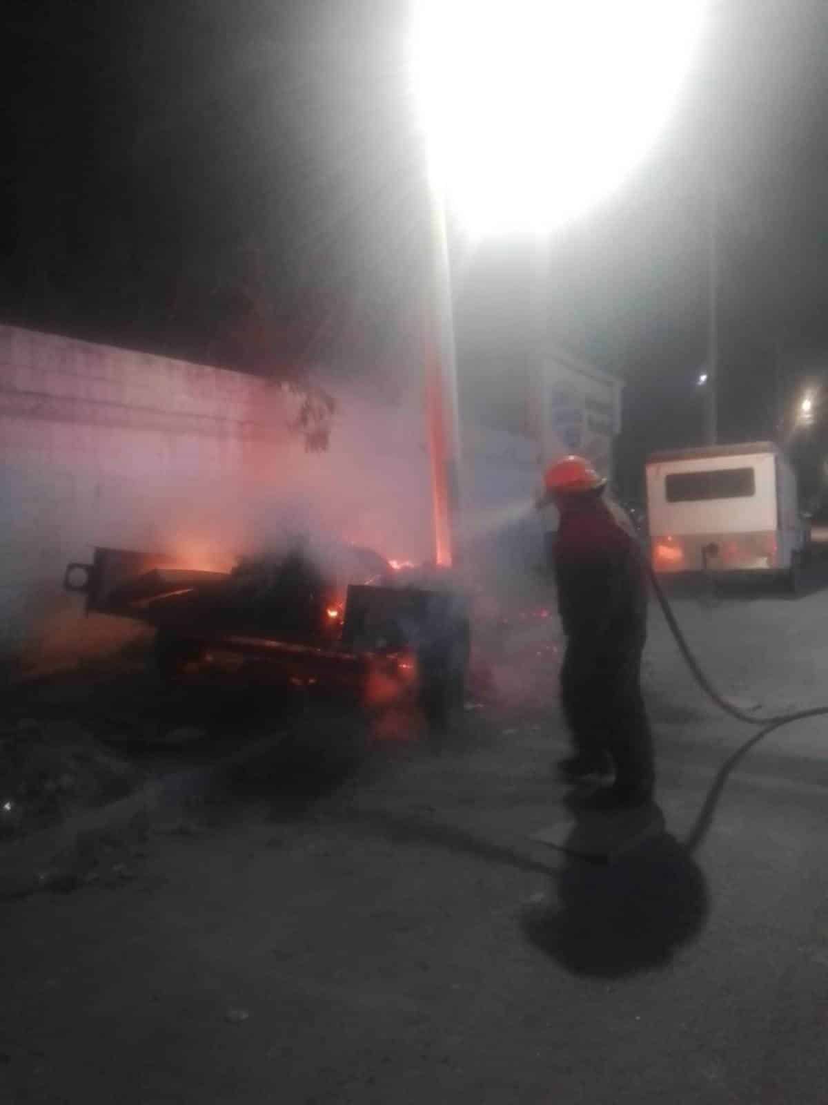 Los Bomberos sofocaron el fuego de la traila abandonada y el sillón viejo.