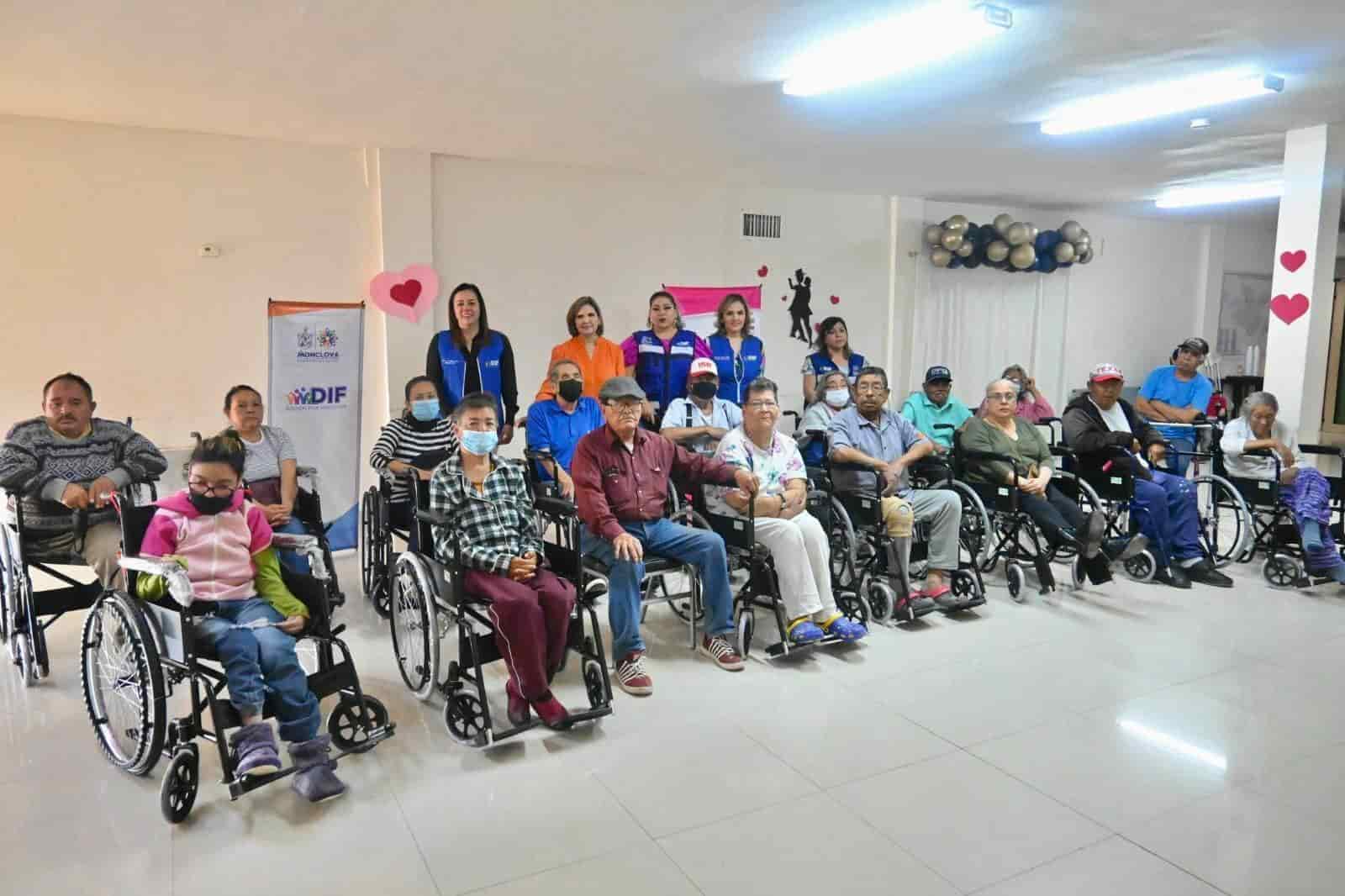 Entrega primera dama, doctora Leticia Carrillo Acevedo, sillas de rueda, andadera y bastón, en un evento realizado la mañana de este miércoles, en las instalaciones del DIF.