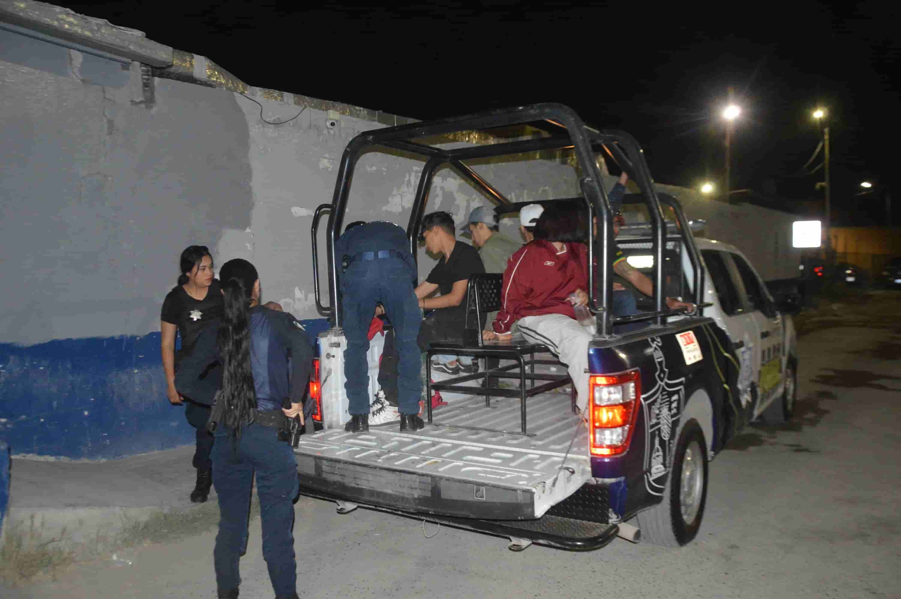 Ocho jóvenes fueron asegurados por escandalizar en la calle.