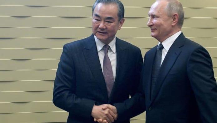 Vladimir Putin recibe a Wang Yi quien busca la paz en Ucrania