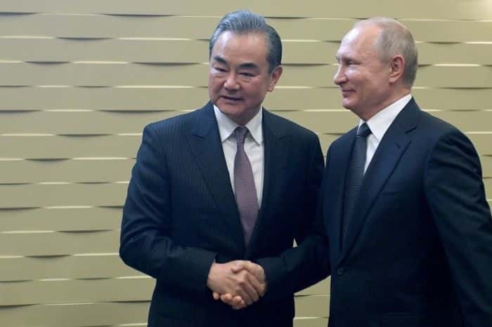 Vladimir Putin recibe a Wang Yi quien busca la paz en Ucrania