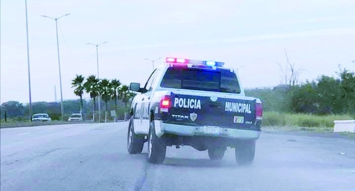Policías buscan a los asaltantes.