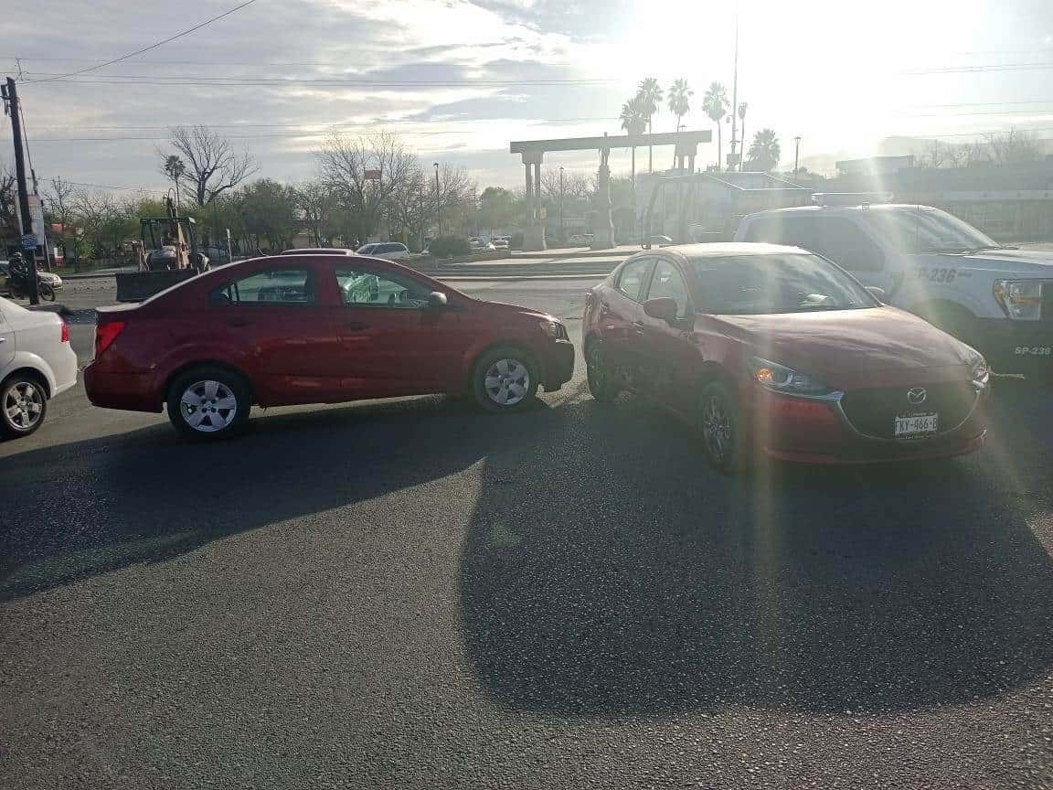 El conductor del Sonic se estampó en el auto del año al no detener su marcha a tiempo.