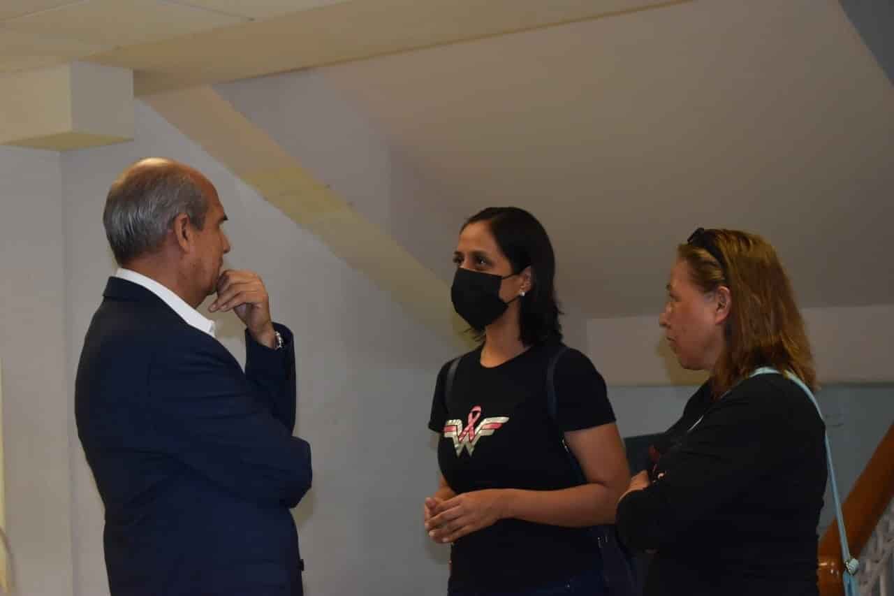 Oralia y su madre María pidieron ayuda al Alcalde Mario Dávila para la realización de su evento con causa.