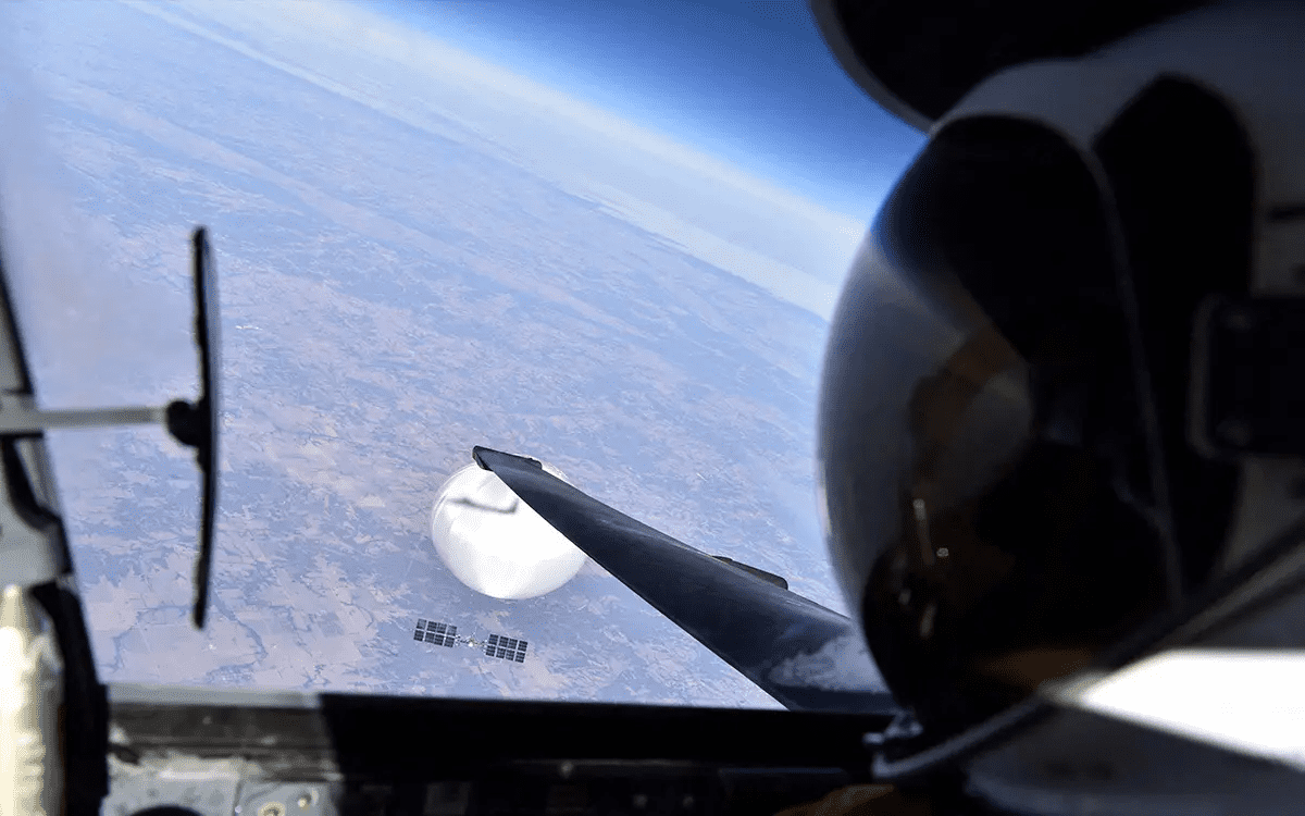Piloto americano se toma selfie con globo espía chino