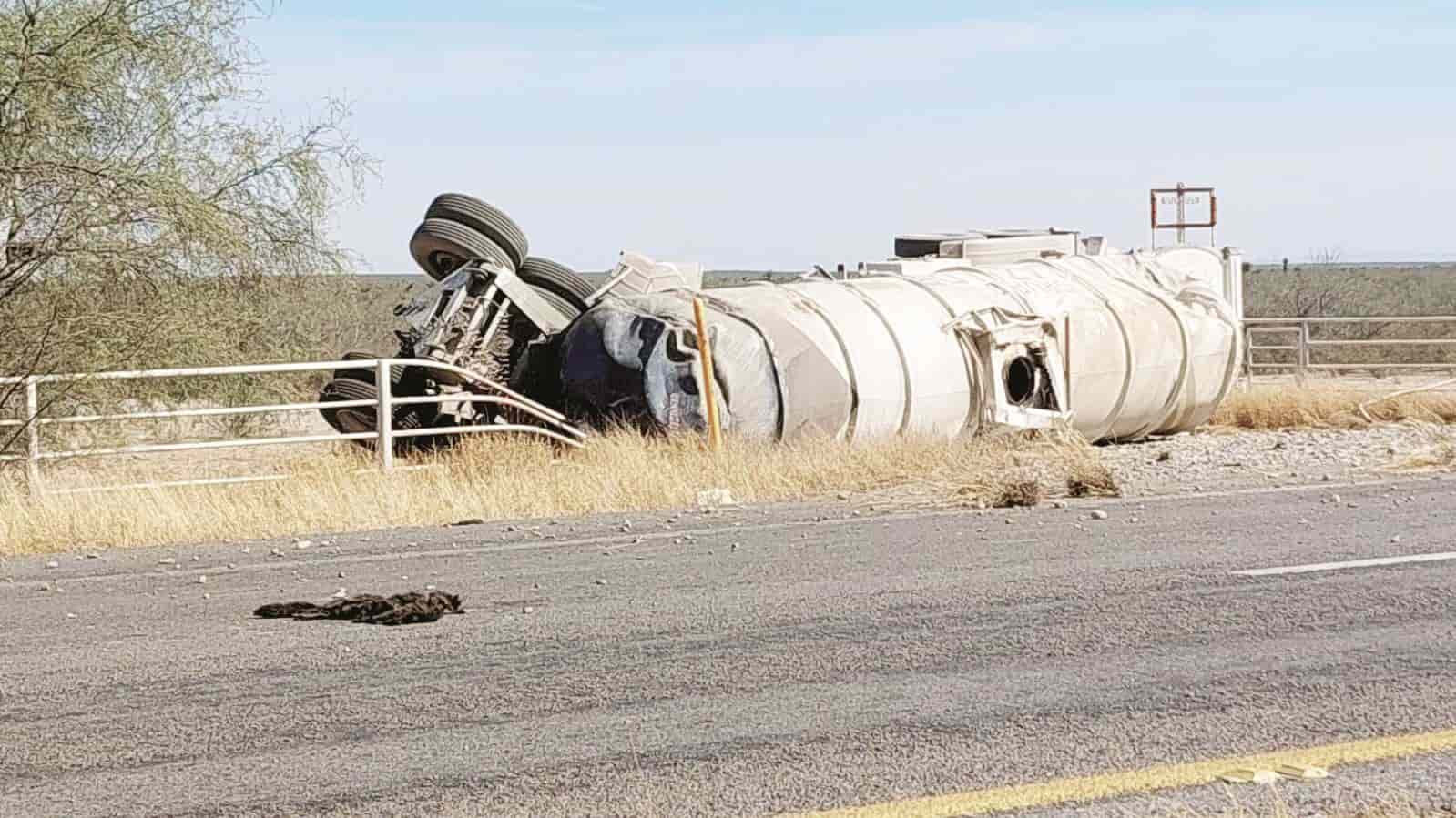Vuelca pipa con gasolina