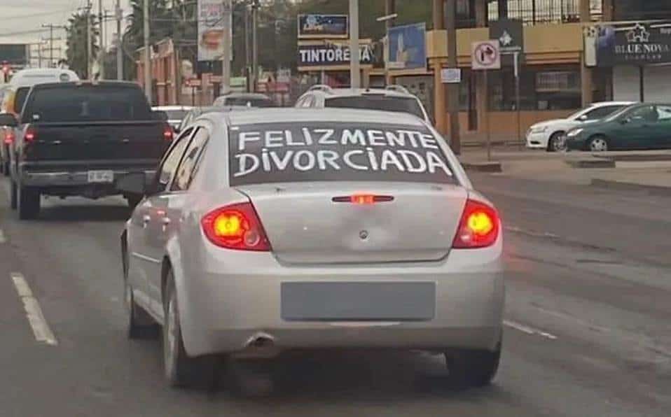 ¡Felizmente divorciada! Se viraliza imagen de un auto en Hermosillo