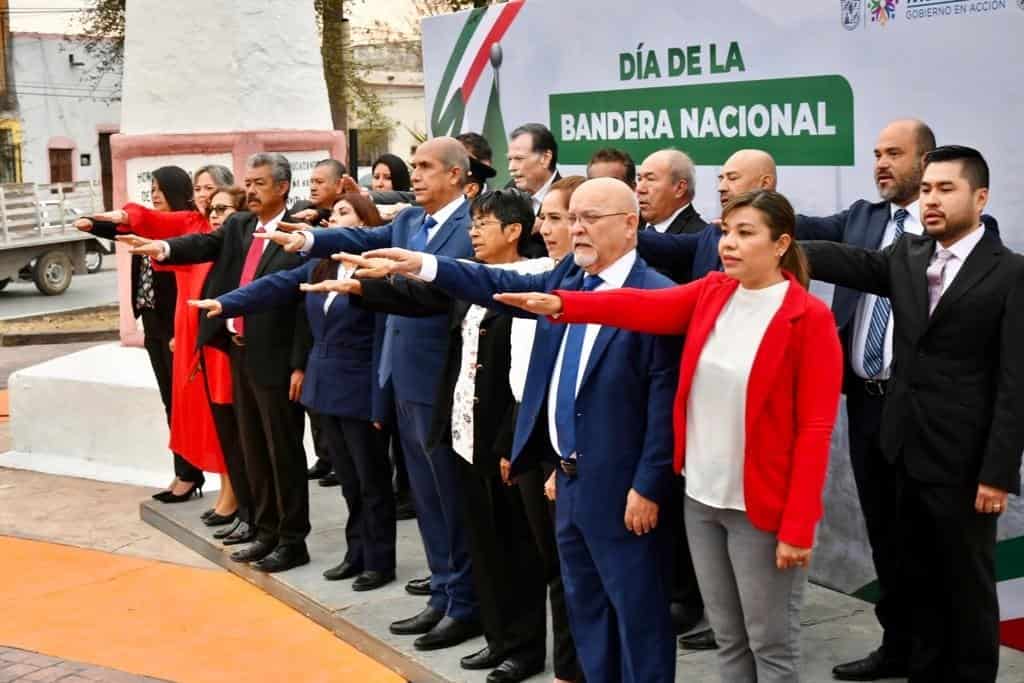 Las autoridades municipales, educativas y militares, conmemoraron el 202 aniversario de la bandera de México