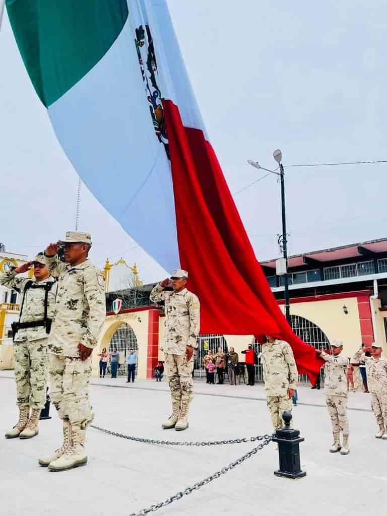 Rinden honor a la enseña patria 