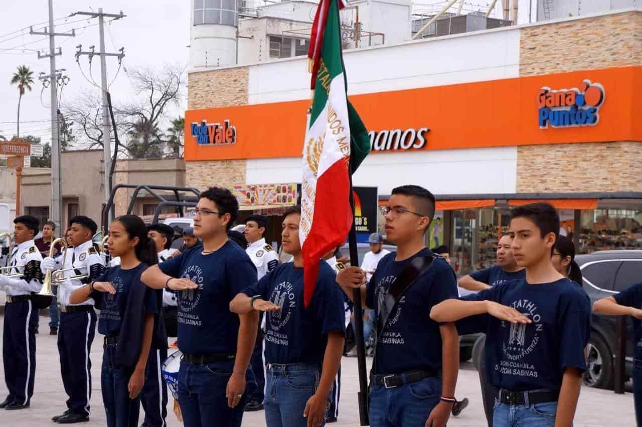 Rinden honor a la enseña patria 