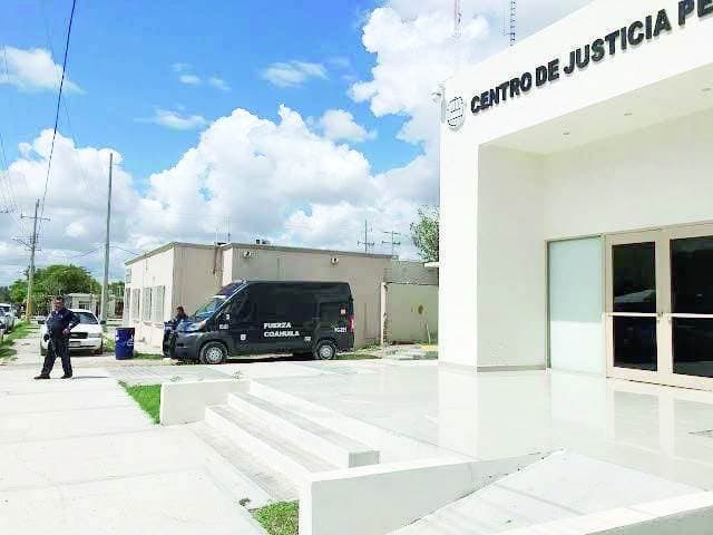 Cumplimentan orden de aprehensión a médico.