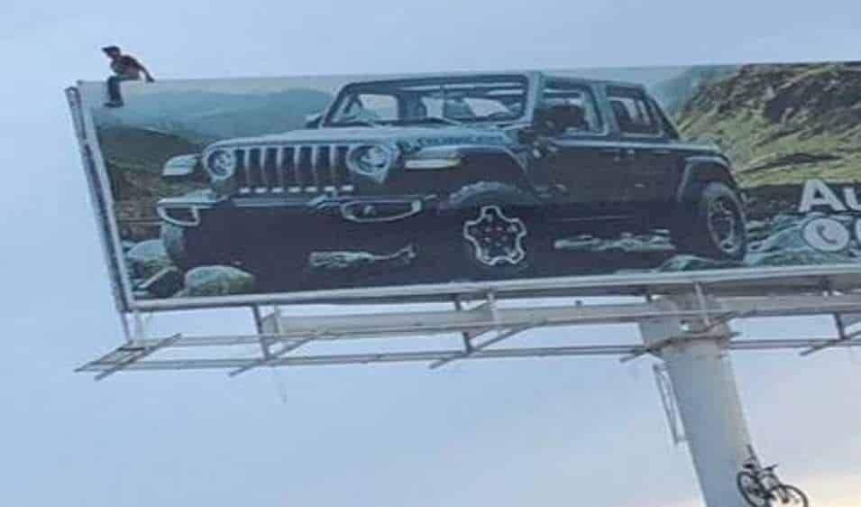 Sorprende Spiderman a automovilistas