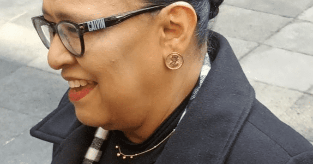 Rosa Icela Rodríguez presume sus aretes con figura de AMLO