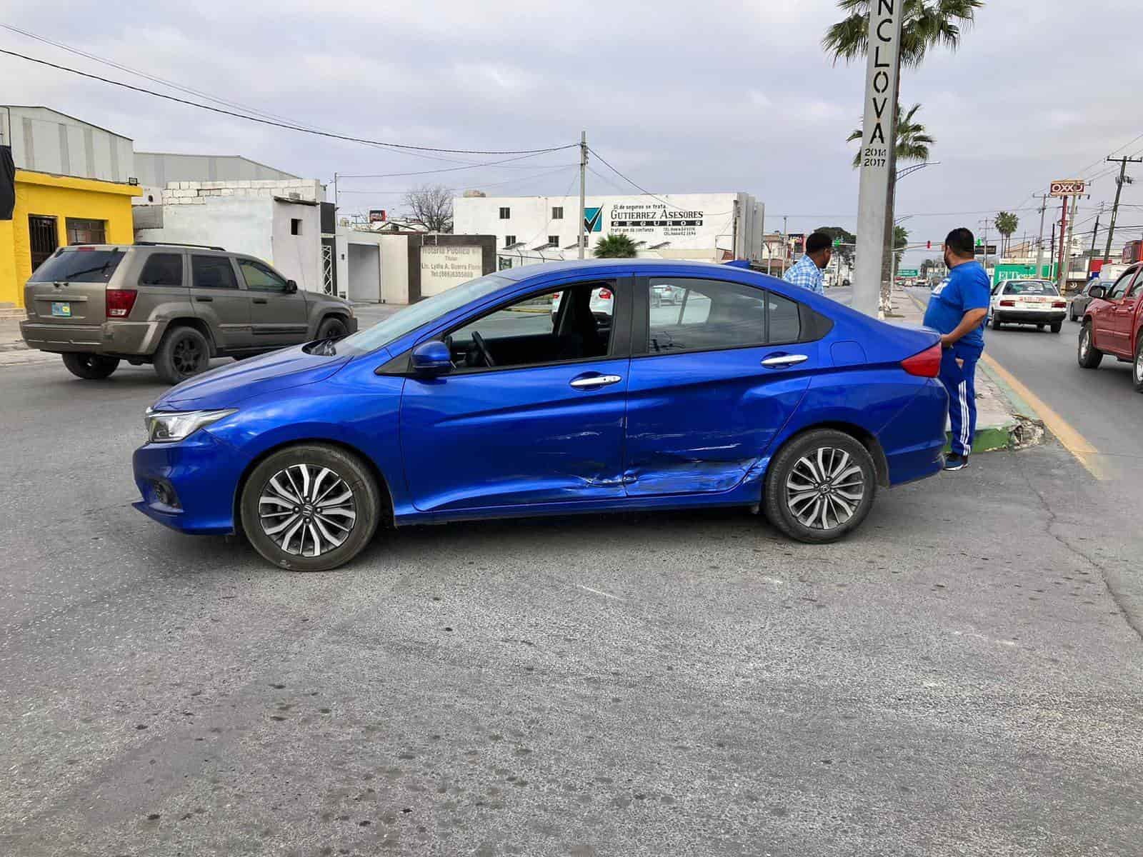 El conductor del Honda se atravesó al paso del taxi.