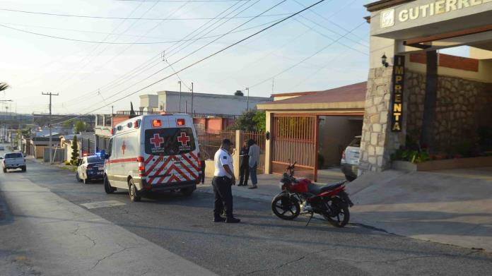 Se le ‘cierra’ a motociclista Se le ‘cierra’ a motociclista