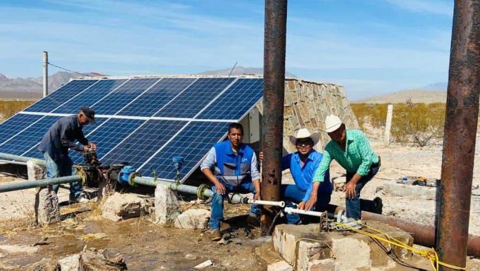 Reparan bomba de agua en ejido