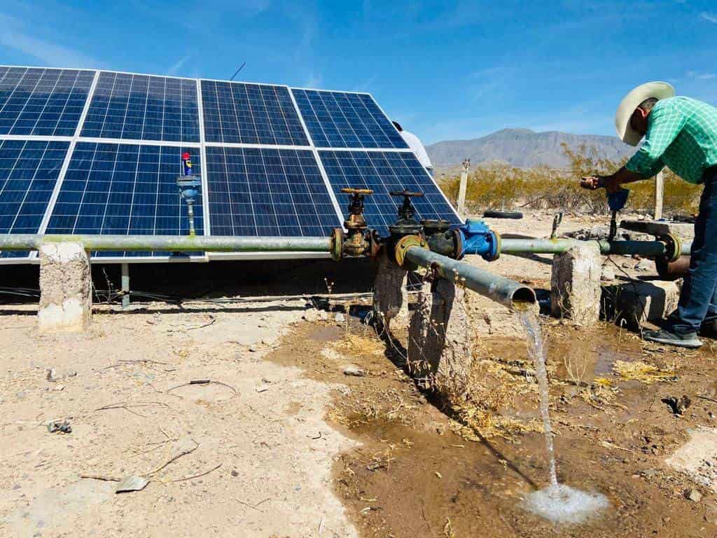 Reparan bomba de agua en ejido