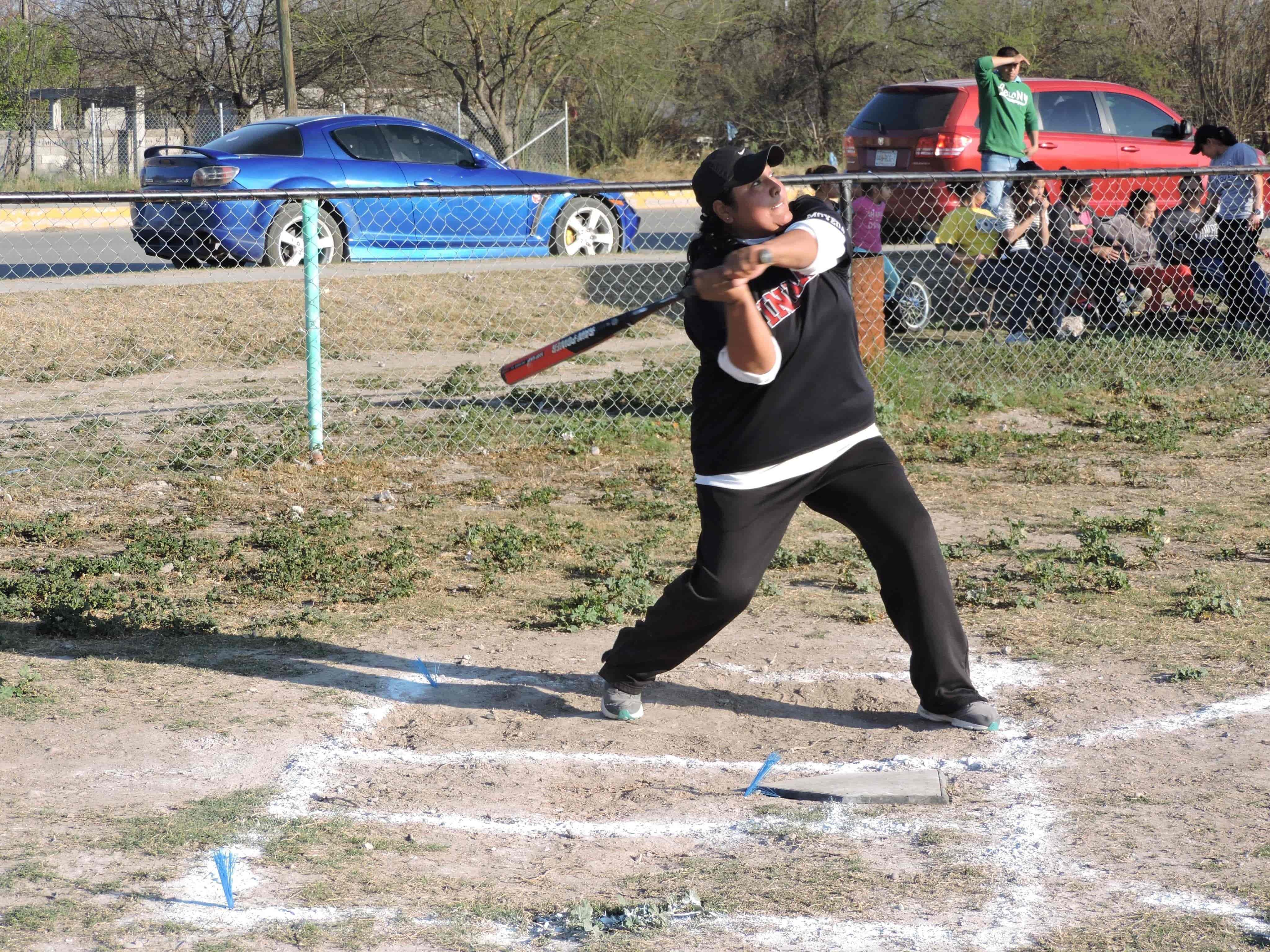 Royals líder de grupo C en la liga de softbol femenil.