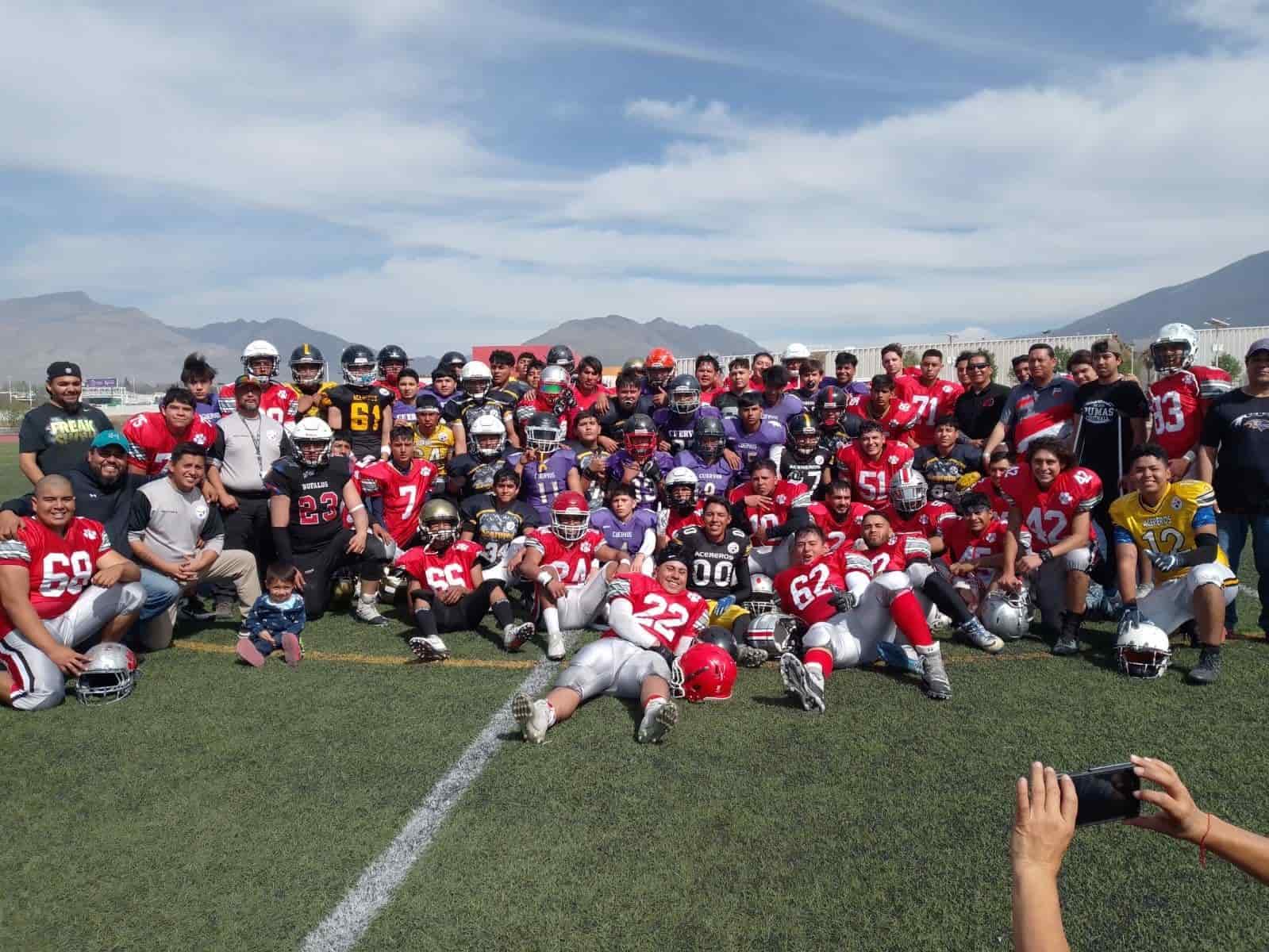 Los equipos de FIFARCC de Monclova y Sistemas de la UA de C de Saltillo, realizaron juego de preparación del futbol americano.